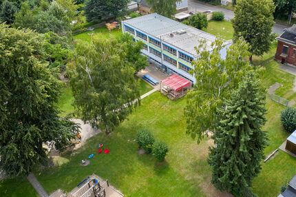 Hausansicht mit Garten