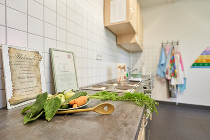 Frische Lebensmittel treffen auf kreative Rezepte. In unserer Kinderküche führen wir das Projekt „Ich kann kochen“ durch. Hier lernen unsere Vorschüler, gesund und ausgewogen zu kochen. Die meisten Zutaten hierfür kommen aus unserem Kleingarten „Schreberino“.