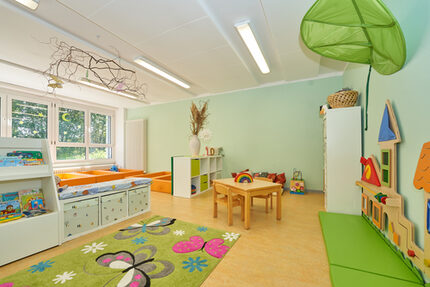 Bei uns darf Ihr Kind in liebevoller Atmosphäre ankommen, sich geborgen fühlen und in hellen, freundlichen Räumen spielerisch die Welt entdecken – ganz in seinem eigenen Tempo. Eine individuelle, bedürfnisorientierte Eingewöhnung hat bei uns höchste Priorität.