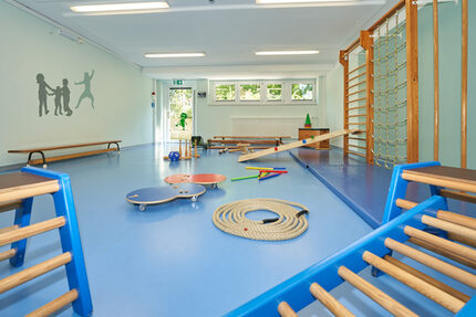 Bewegung macht stark. In unserem Sportraum fördern wir Körper, Koordination und Teamgeist mithilfe von Spiel, Spaß und ganz viel Energie! Ob toben, klettern oder gemeinsam neue Spiele erfinden, hier ist Raum für Bewegung, Begegnung und die Freude sich auszuprobieren.