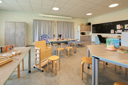 „Töne, Rhythmen, Melodien entdecken- Klänge erfinden, Musik erleben.“ Im Musikzimmer können unsere kleinen Künstler singen, musizieren und verschiedenste Instrumente ausprobieren. Eine große Spiegelwand lässt jeden Auftritt zu etwas Besonderen werden. Dieses Zimmer ist in Doppelnutzung mit der Grundschule Crossen.