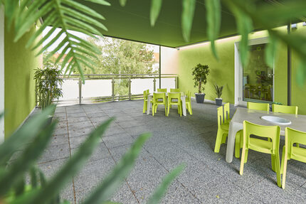 Unsere überdachte Terrasse – hier können Kinder bei jedem Wetter draußen sein