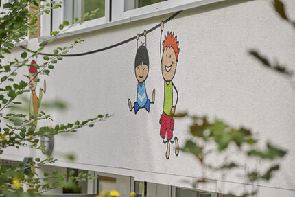 Hausansicht des Kindergartens Harlekin – ein Ort voller Farbe und Freude