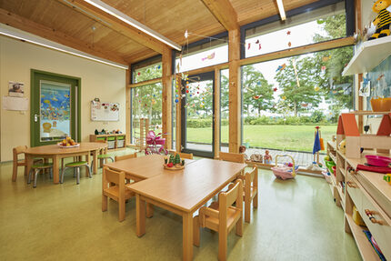 unsere Kita empfängt die Kinder in freundlichen Räumen mit großen Fenstern