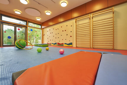 Sport und Spiel in unserem Bewegungsraum gehören zu unserem Kita-Alltag