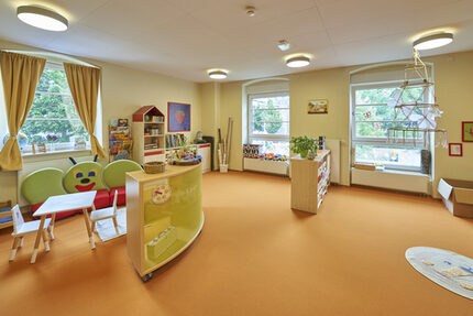 helle Gruppenzimmer für gemeinsames Spielen und Lernen