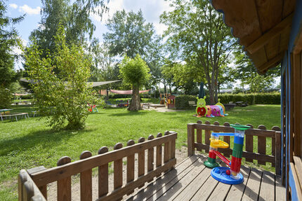 unser Gartengelände in der Kita mit Obstbäumen und Hochbeeten…