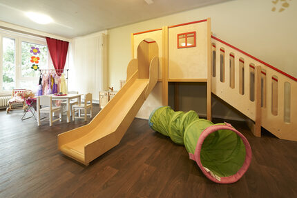 ab nach unten - Kitagruppenraum mit Rutsche
