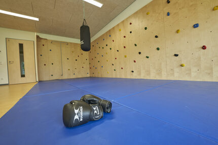 klettern, boxen, bewegen - das Sportzimmer im Hort