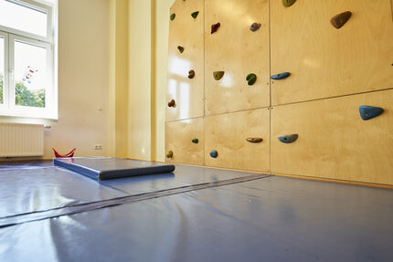 An unserer Kletterwand können die Kinder ihre Kraft, Geschicklichkeit und ihren Mut sicher erproben