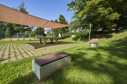 Unser Gartenbereich mit schattenspendenden Sonnensegeln, Sitzmöglichkeiten und viel Platz zum Spielen und Entspannen