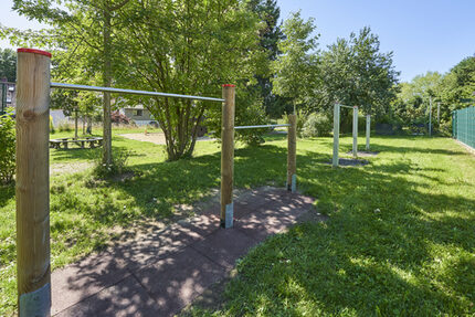 Turn- und Bewegungsbereich mit mehreren Reckstangen