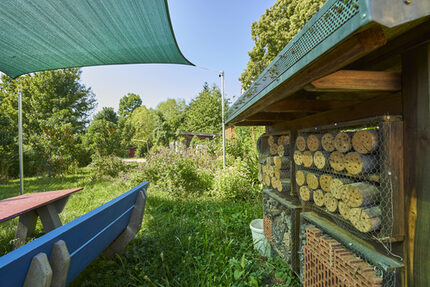Naturbereich mit Kräuterbeeten und -beeten, Streuobstwiese und Insektenhotel