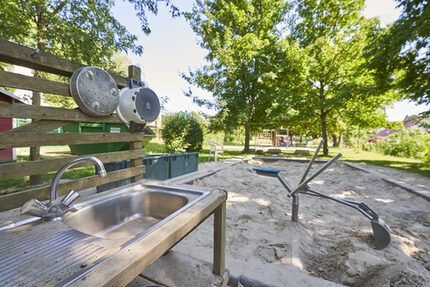 Matchküche mit Waschbecken und Kochutensilien für kreatives Spiel und Ideen