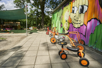 Abwechseln, Mitnehmen, beim Treten über sich hinauswachsen, Regeln lernen mit unseren Fuhrpark im Garten.