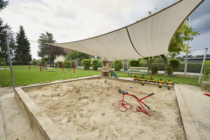 Sandkasten mit Sonnensegel