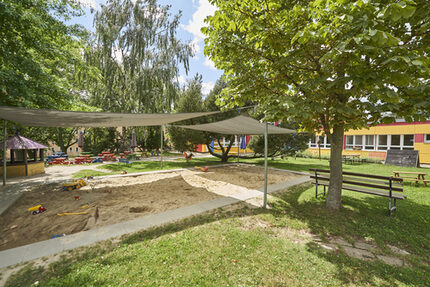 Sandkasten und Wiesengelände für vielerlei Aktivitäten