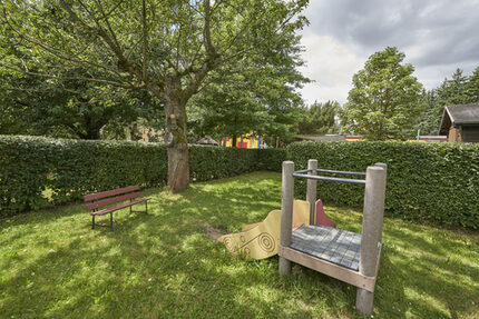 Rückzugsbereich für Krippenkinder mit Kletterturm und Rutsche