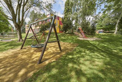 Unterer Gartenbereich mit allerlei Großspielgeräten