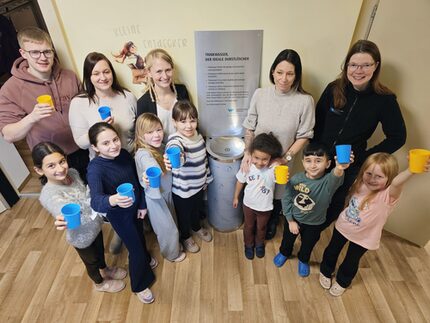 Erwachsene v.r.n.l.: David Leupold und Maria Röhlig (Erzieher, Erzieherin), Anne Oelschlägel (stellv. Leiterin der Kita „Kinderinsel), Christin Klötzer (Erzieherin), Saskia Dossin (Wasserwerke Zwickau, Unternehmenskommunikation) Kinder v.l.n.r.: Manessa, Limar, Leonie, Emma, Yumna, Pirooz, Lisanna