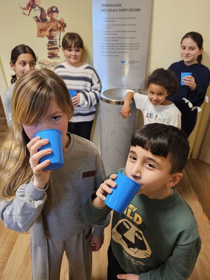 Leonie und Pirooz vorm neuen Trinkbrunnen